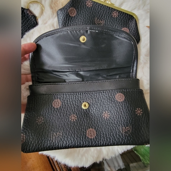 Classic wallet ( unlnown brand) - Picture 2 of 5